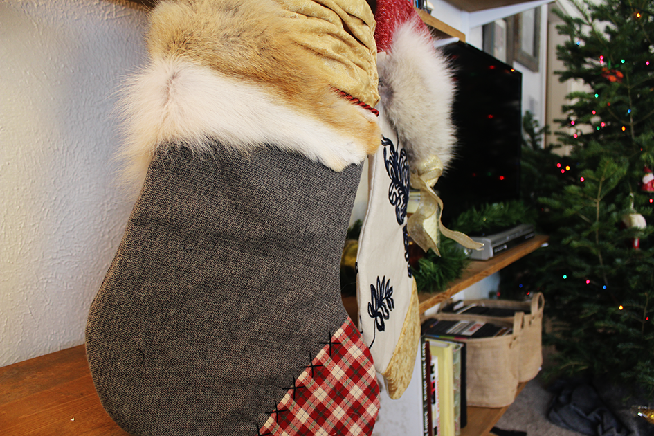 DIY Mixed Print Fur Holiday Stockings | via: www.npdodge.com