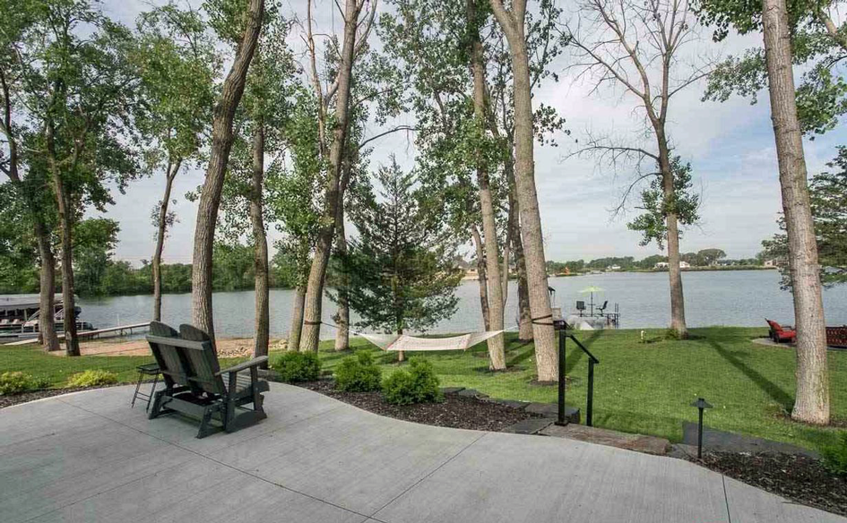 8 Spectacular Homes in the Omaha Area That Make a Splash Swimming