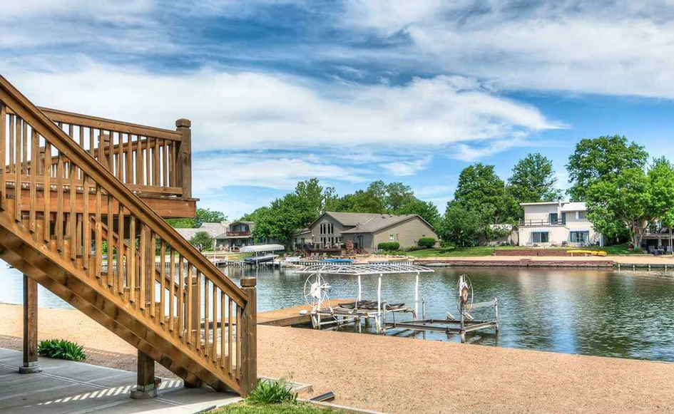 8 Spectacular Homes in the Omaha Area That Make a Splash Swimming